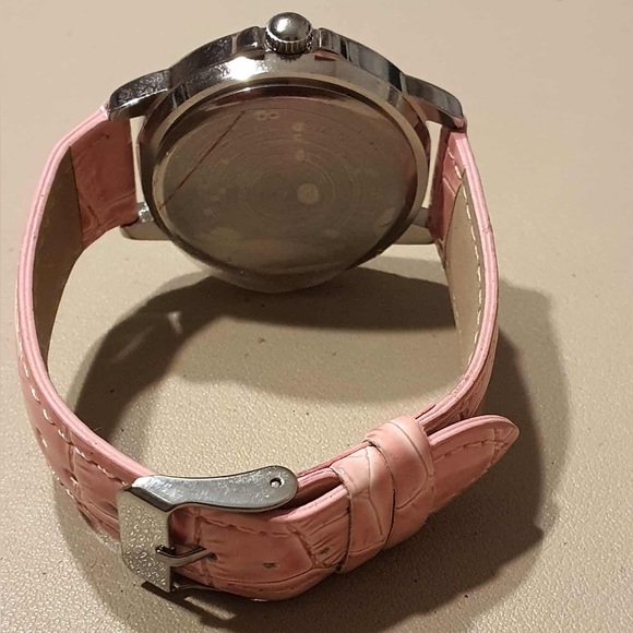 🦋10/$20🦋 ACT Silver/MOP/Pink Leather Women's Watch - Picture 3 of 4